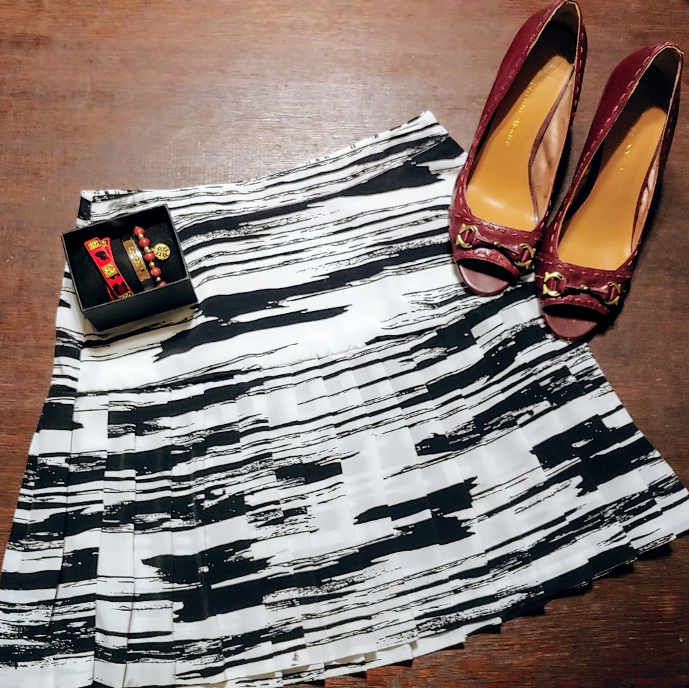 Banana Republic Black & White Pleated Skirt